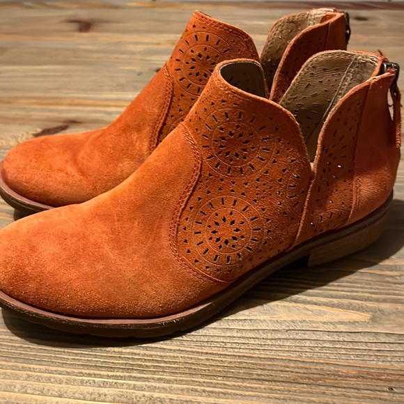 Sofft Shoes - Sofft Orange Barrosa Booties NWOT 7
